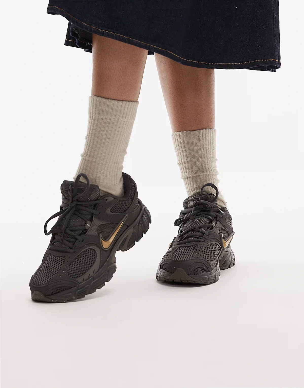 V5 RNR sneakers in gray and gold