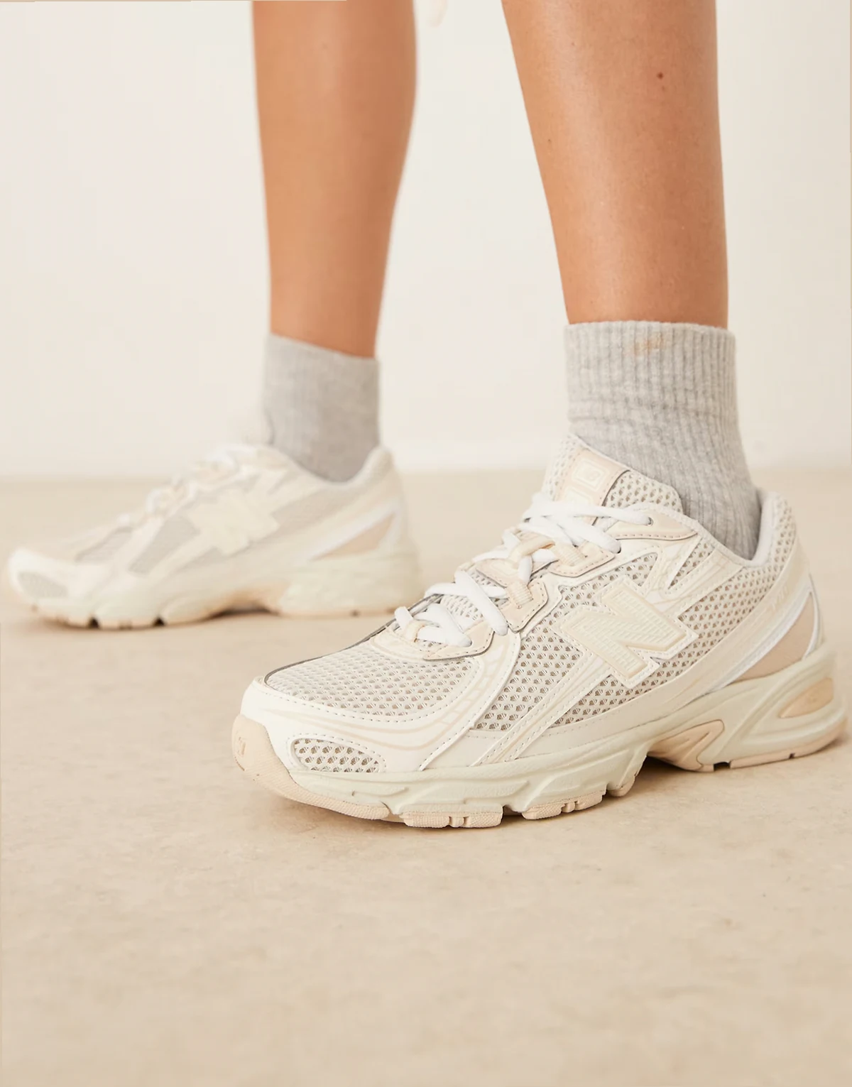 – 740 – Sneaker in gebrochenem Weiß