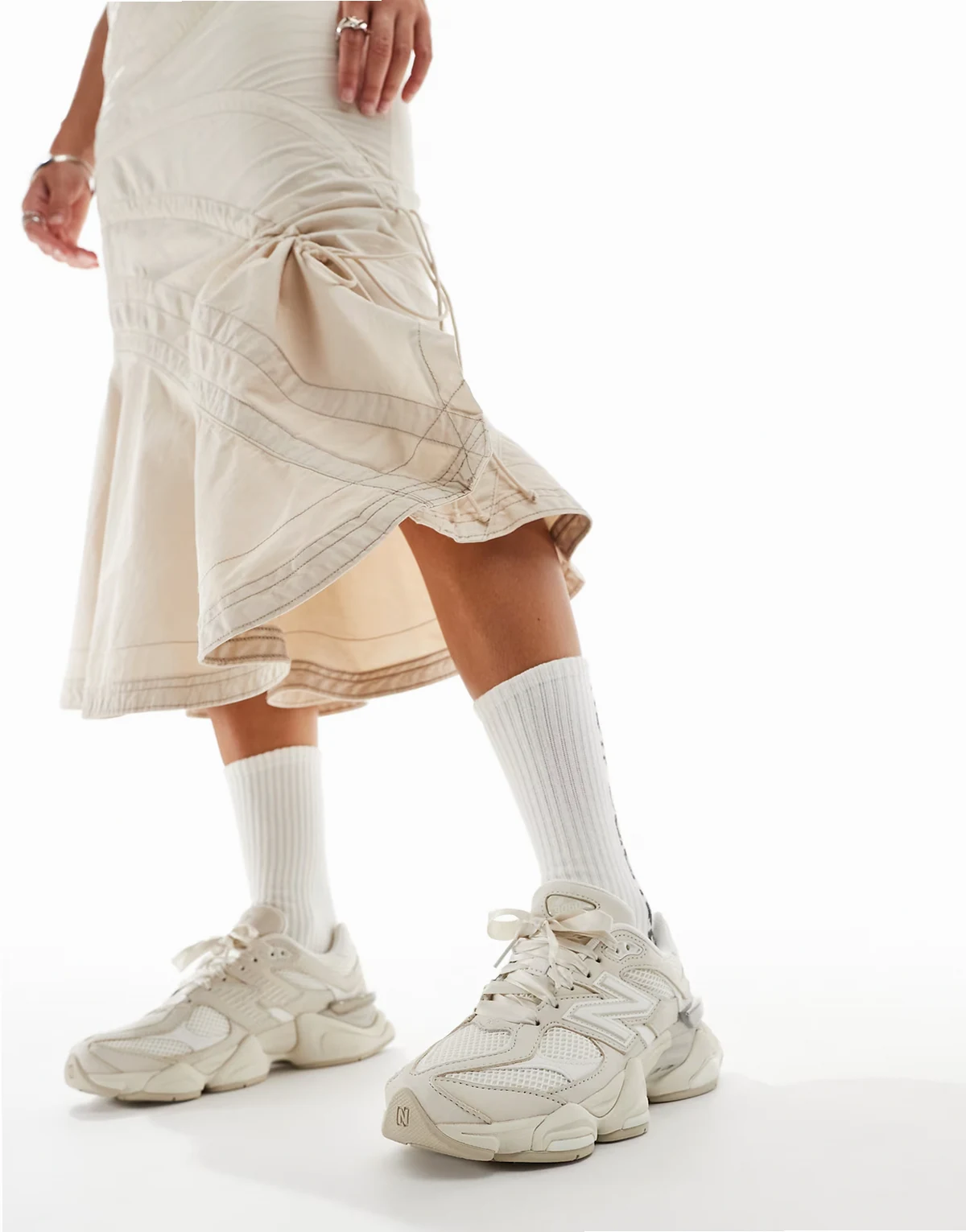 – 9060 – Sneaker in Beige mit Schnürsenkeln in Schleifenband-Optik, exklusiv bei ASOS