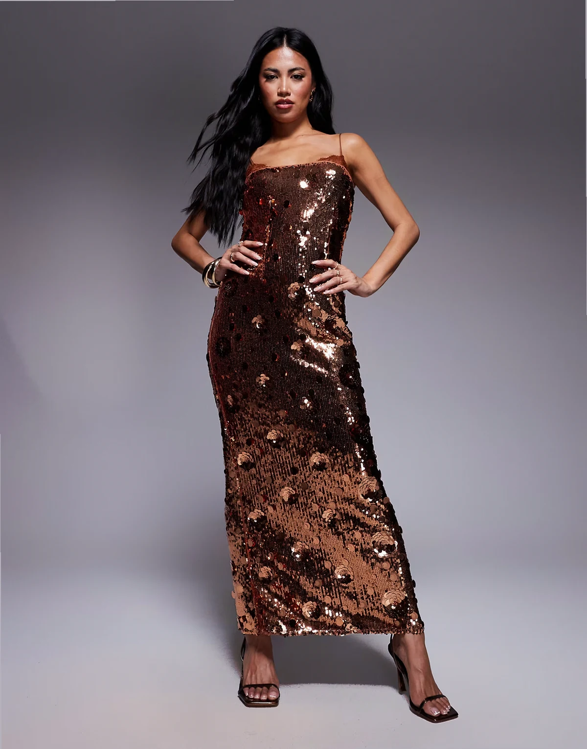 – Maxi-Trägerkleid mit Paillettenbesatz in Bronze, 3D-Verzierung und Spitzenborte