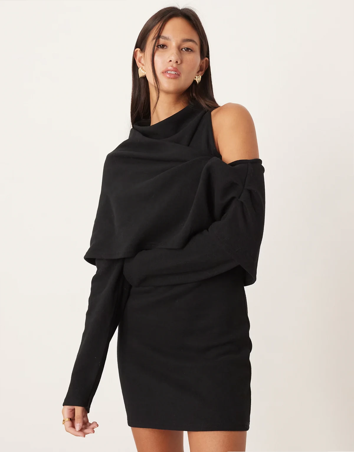– Superweiches Minikleid in Schwarz mit U-Boot-Ausschnitt und drapiertem Overlay-Design