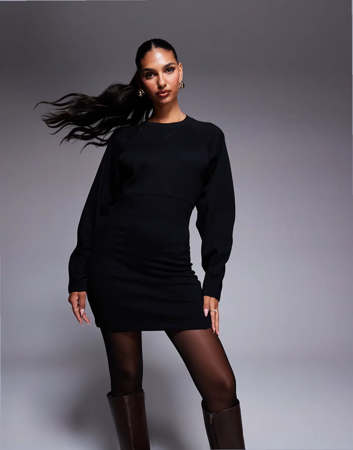 – Minikleid aus Sweatshirt-Stoff in Schwarz mit Cocoon-Ärmeln und Ziernaht