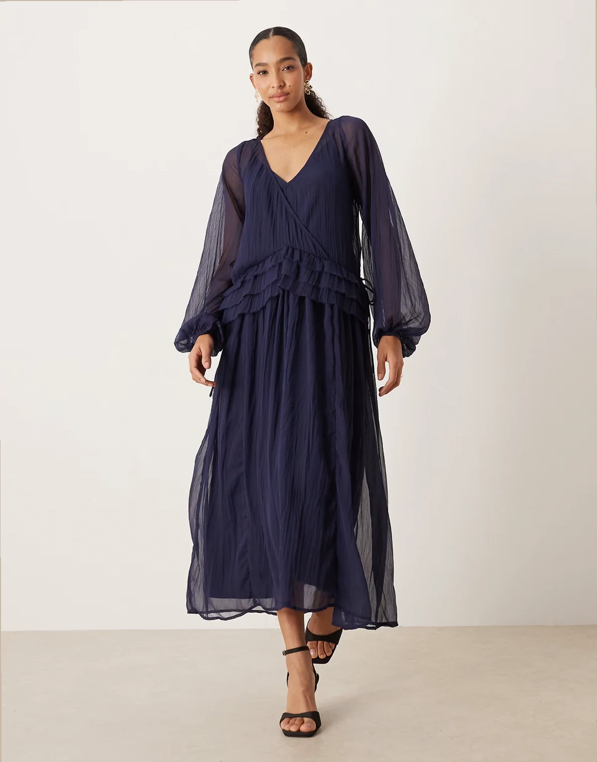 – Midi-Hängerkleid in dunklem Marineblau mit V-Ausschnitt und Rüschen