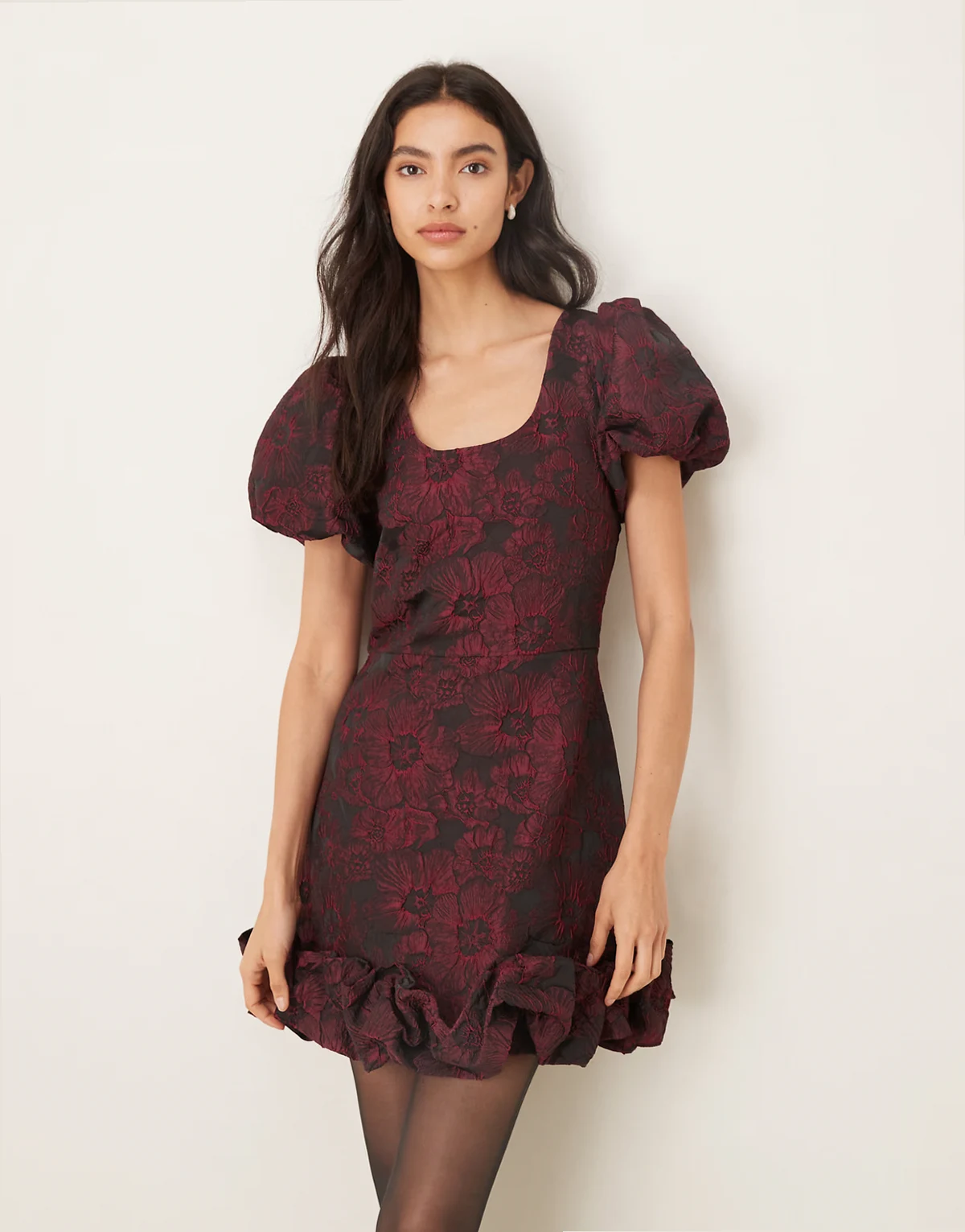 – Minikleid in Pflaume mit Jacquard-Muster, Puffärmeln, U-Ausschnitt und Rüschensaum