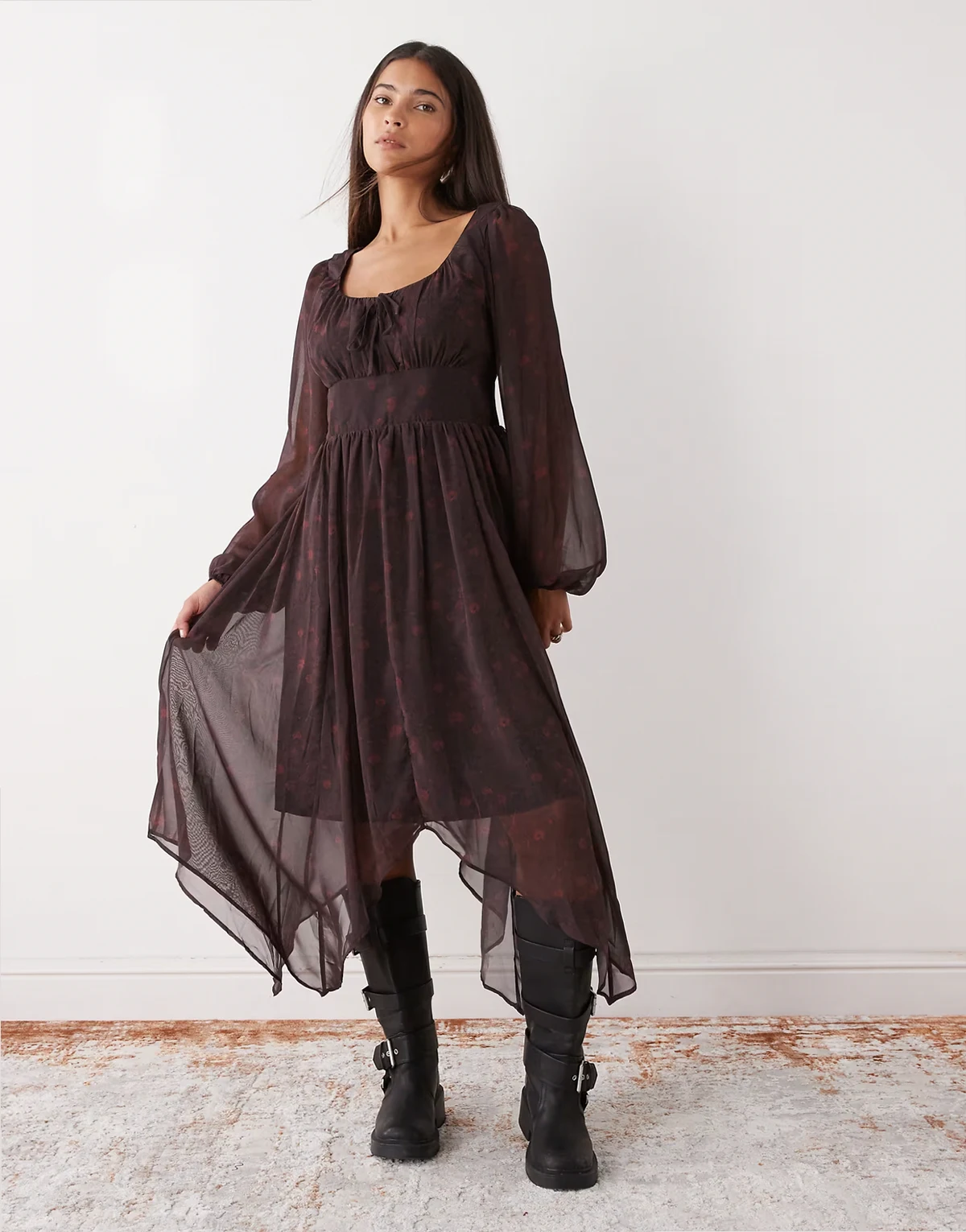 – Winterliches Prärie-Midikleid in Burgunderrot mit asymmetrischem Saum und rotem Paisleymuster