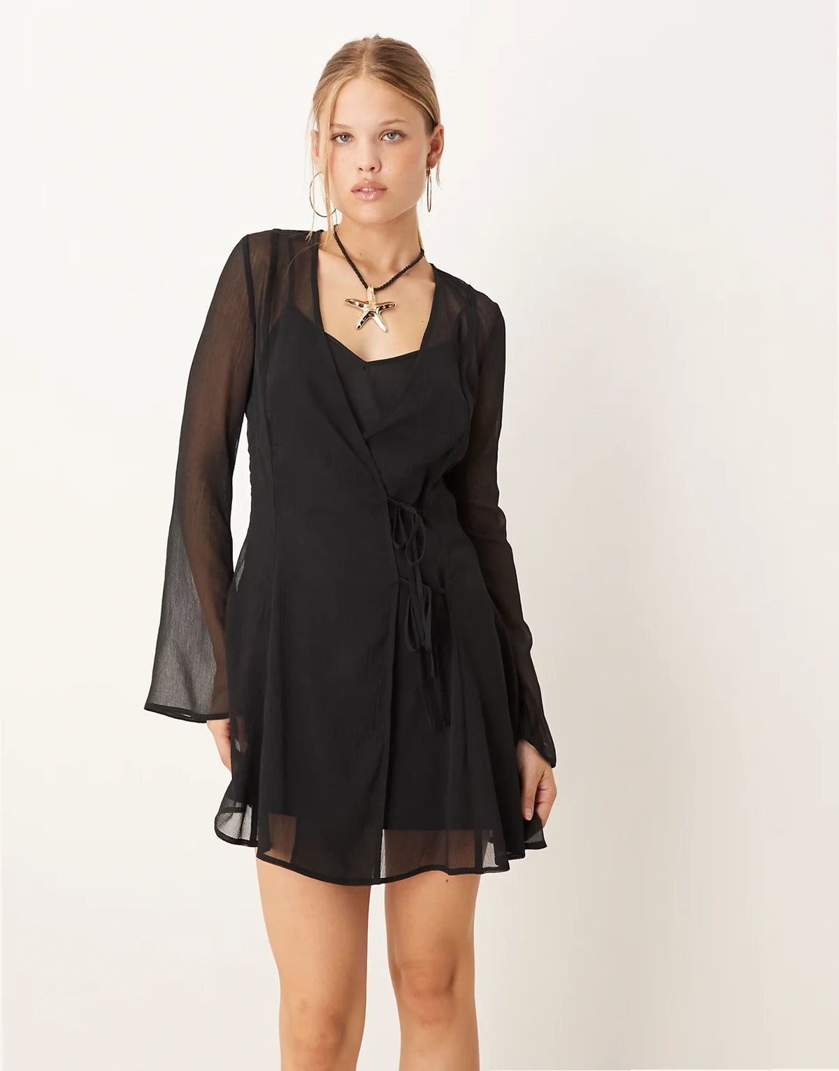– Minikleid in Schwarz mit Wickeldesign und Bindebändern