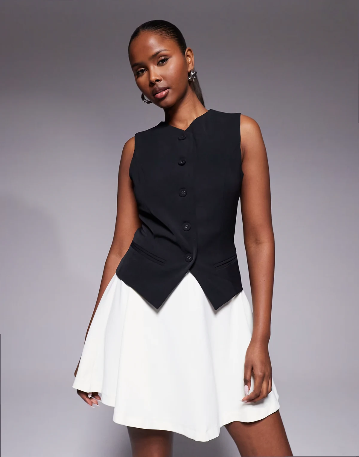 London – Minikleid in Schwarz und Weiß mit kontrastierendem Rock und Westen-Detail