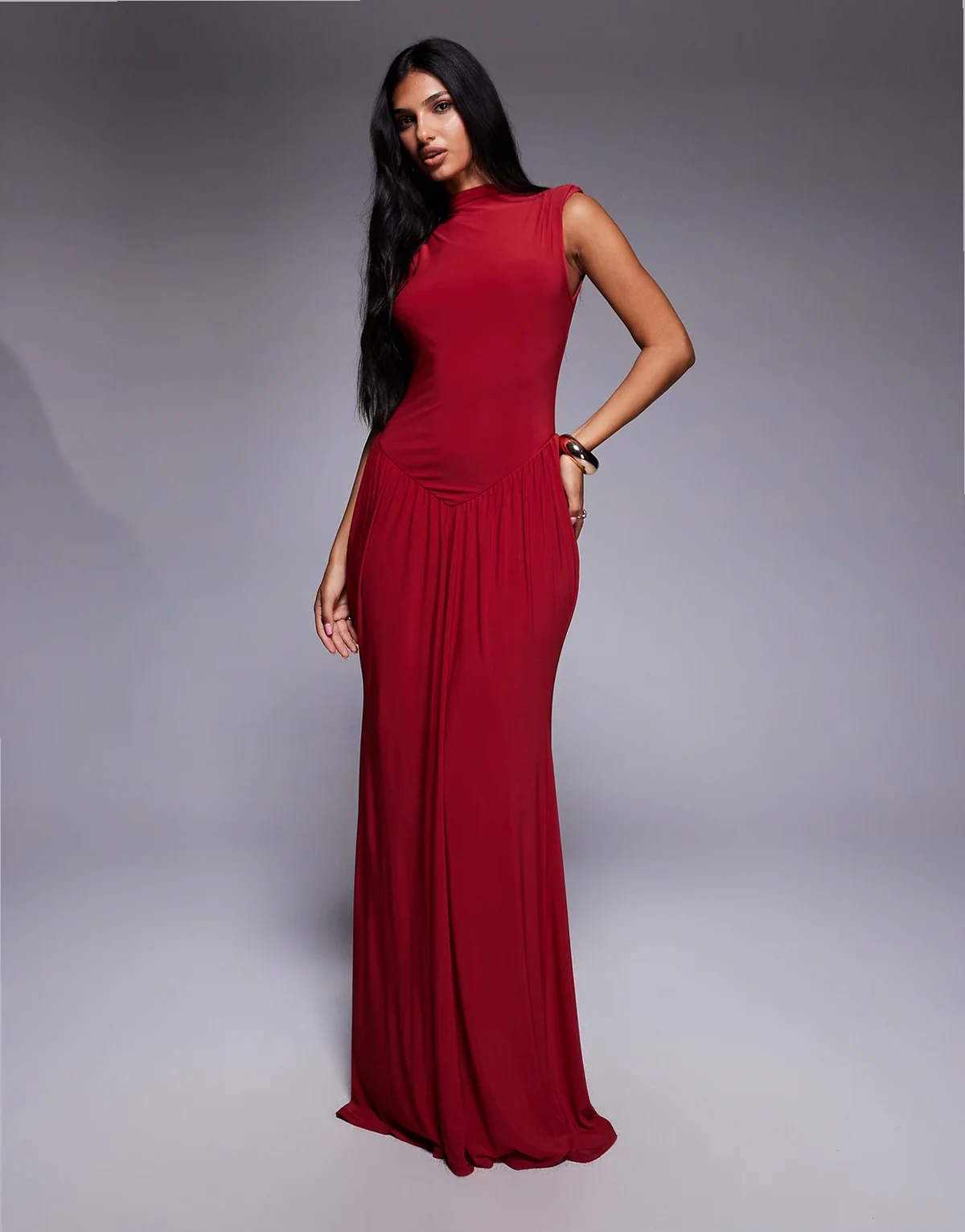 – Hochgeschlossenes, ärmelloses Maxikleid mit Raffungen