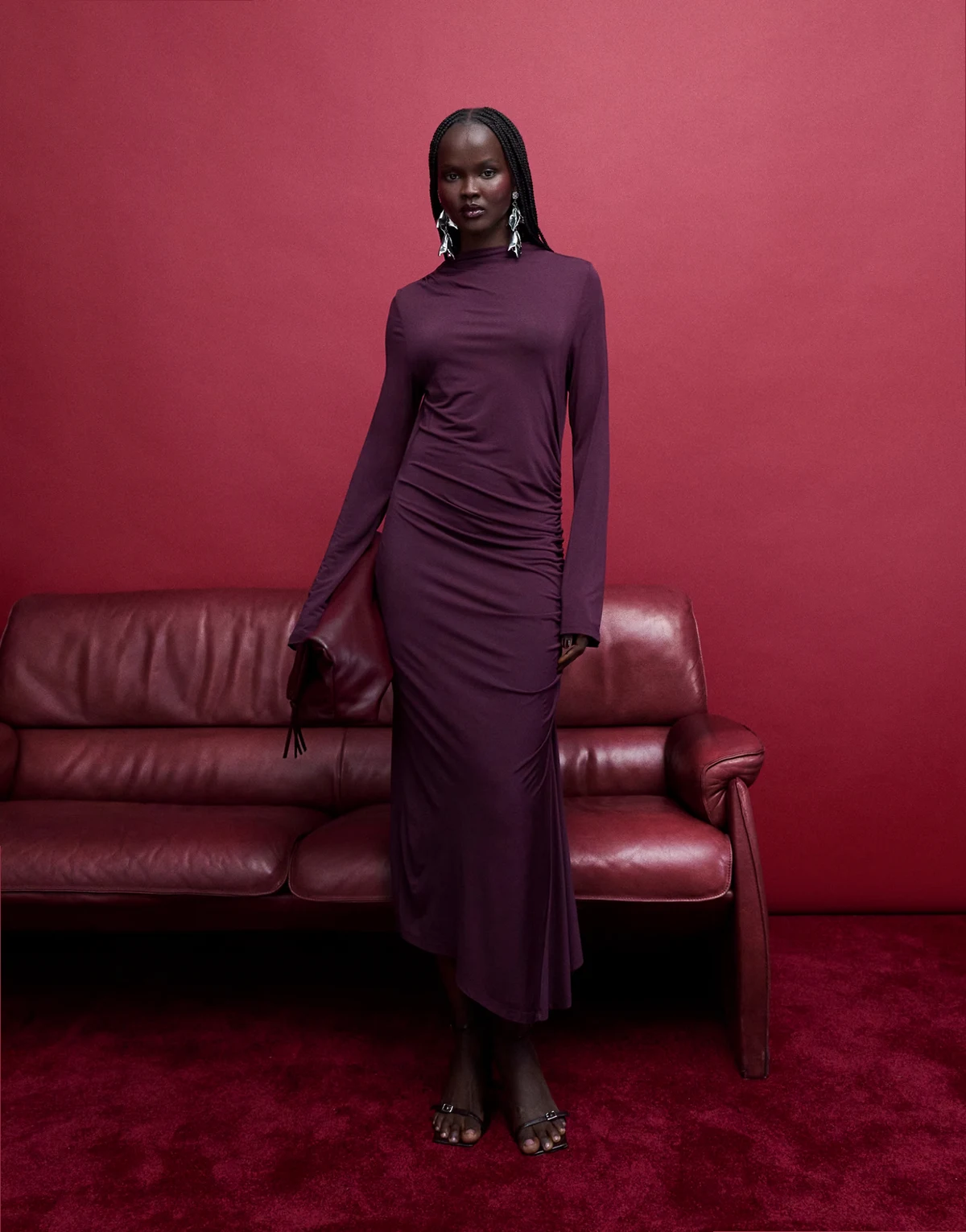 – Hochgeschlossenes, langärmliges Midikleid in dunklem Violett mit weicher Haptik und Twist-Detail