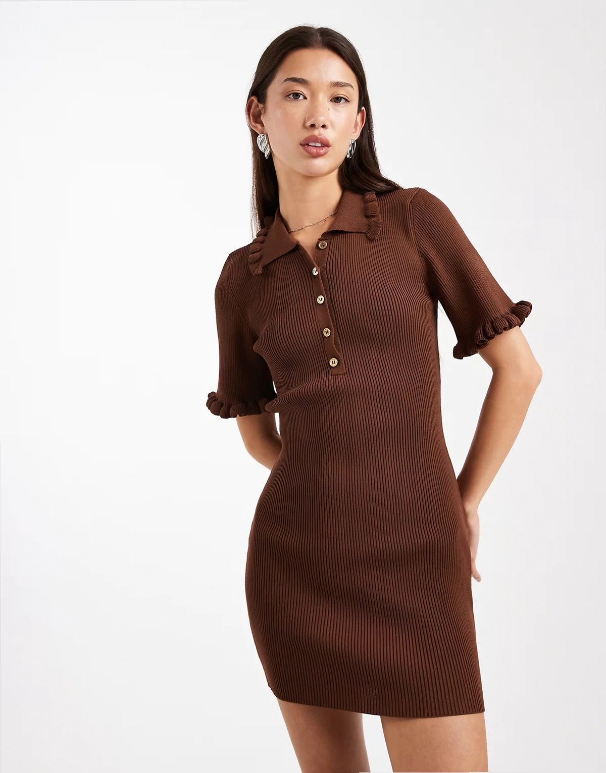 – Mini-Strickkleid in Braun mit Rüschendetail
