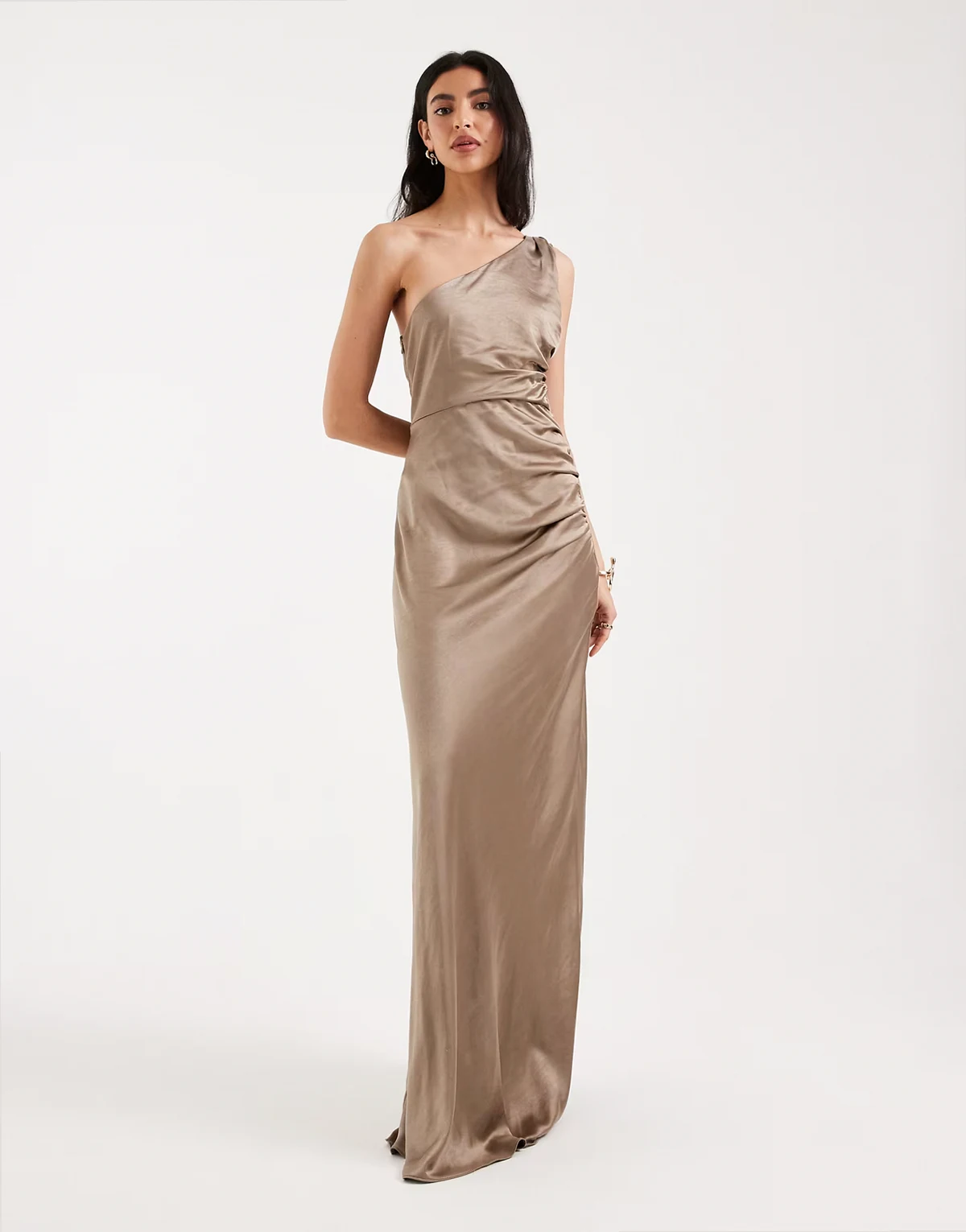 – Bridesmaids – Satin-Maxikleid in Mokka mit Raffung und One-Shoulder-Träger