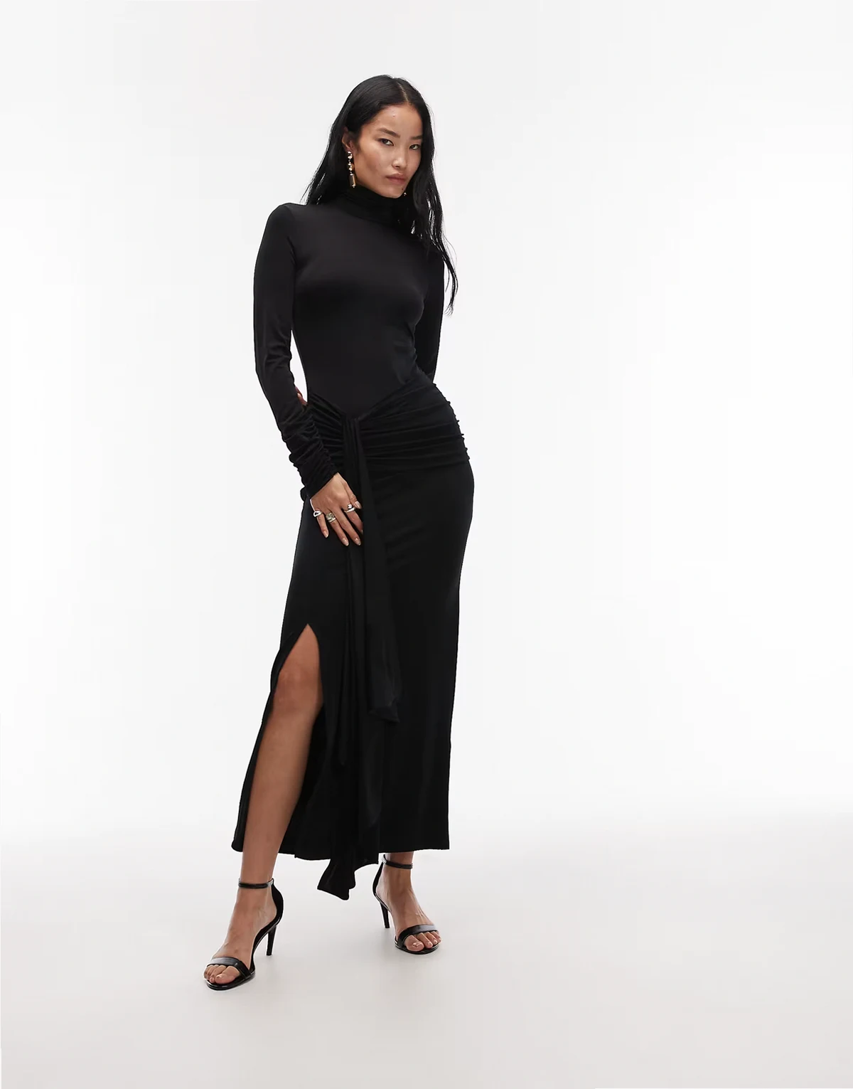 – Hochgeschlossenes Maxikleid in Schwarz mit drapiertem Garbendetail