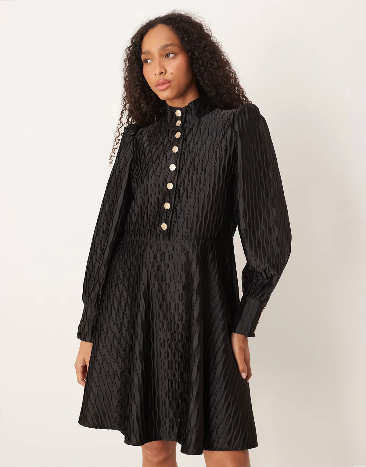 – Hochgeschlossenes Minikleid aus Satin in Schwarz mit Knopfleiste vorn