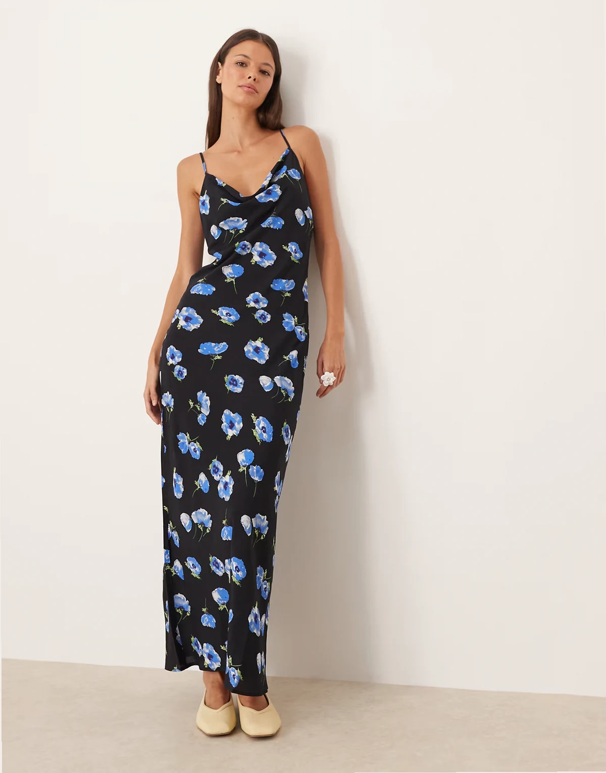 – Maxikleid mit Wasserfallausschnitt und Blumenprint