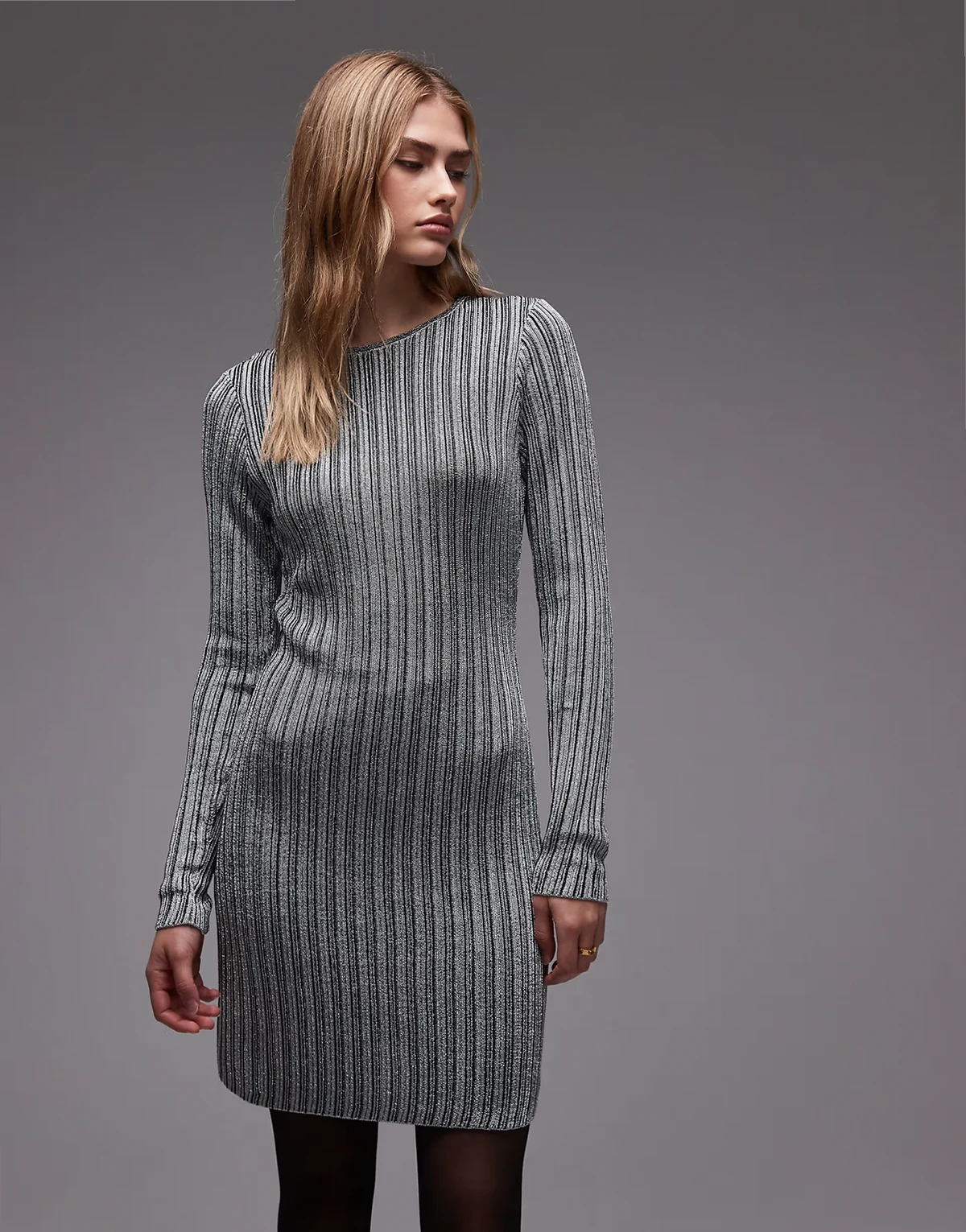 – Langärmliges, geripptes Jersey-Minikleid in Schwarz und Silber