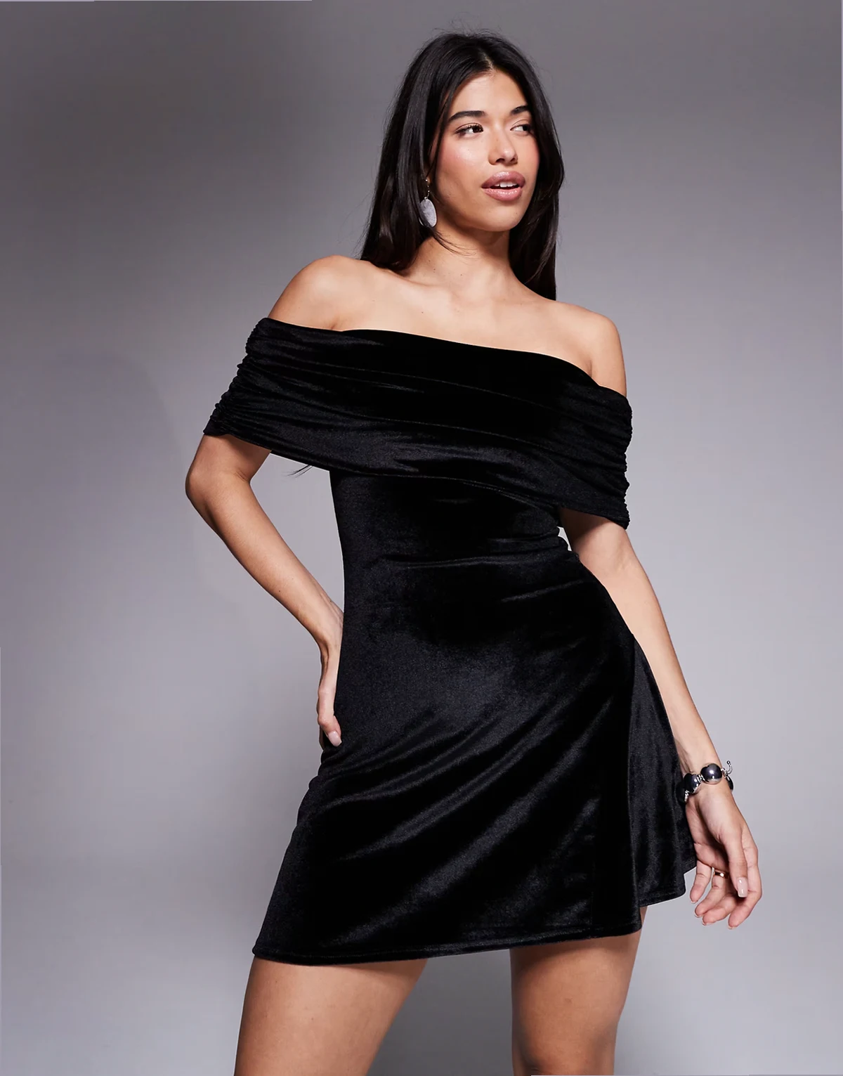 – Schulterfreies, kurzes Skater-Kleid aus Samt in Schwarz