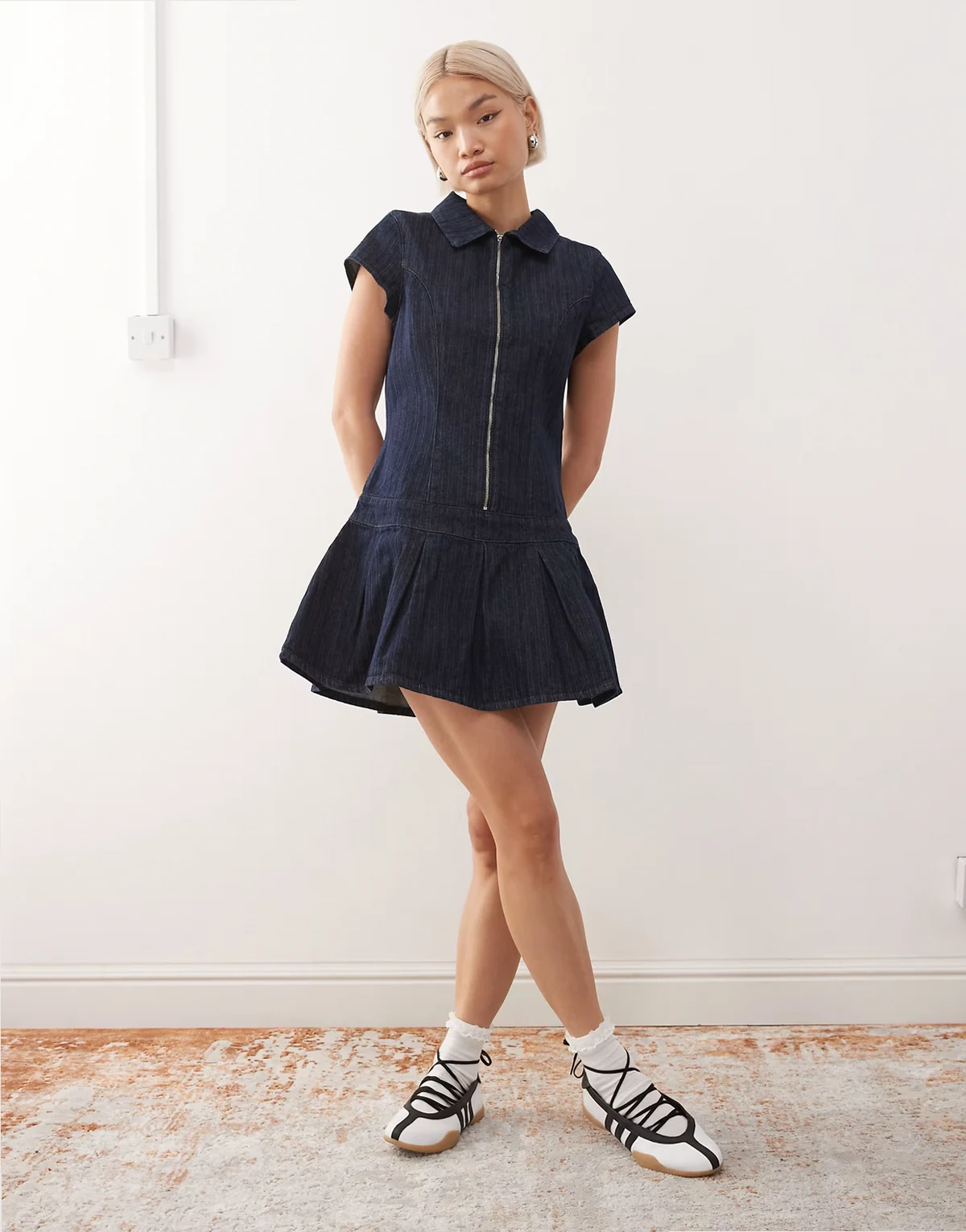 – Blaues, figurbetontes Jeanskleid im 90er-Stil mit tiefer Taille und Streifen