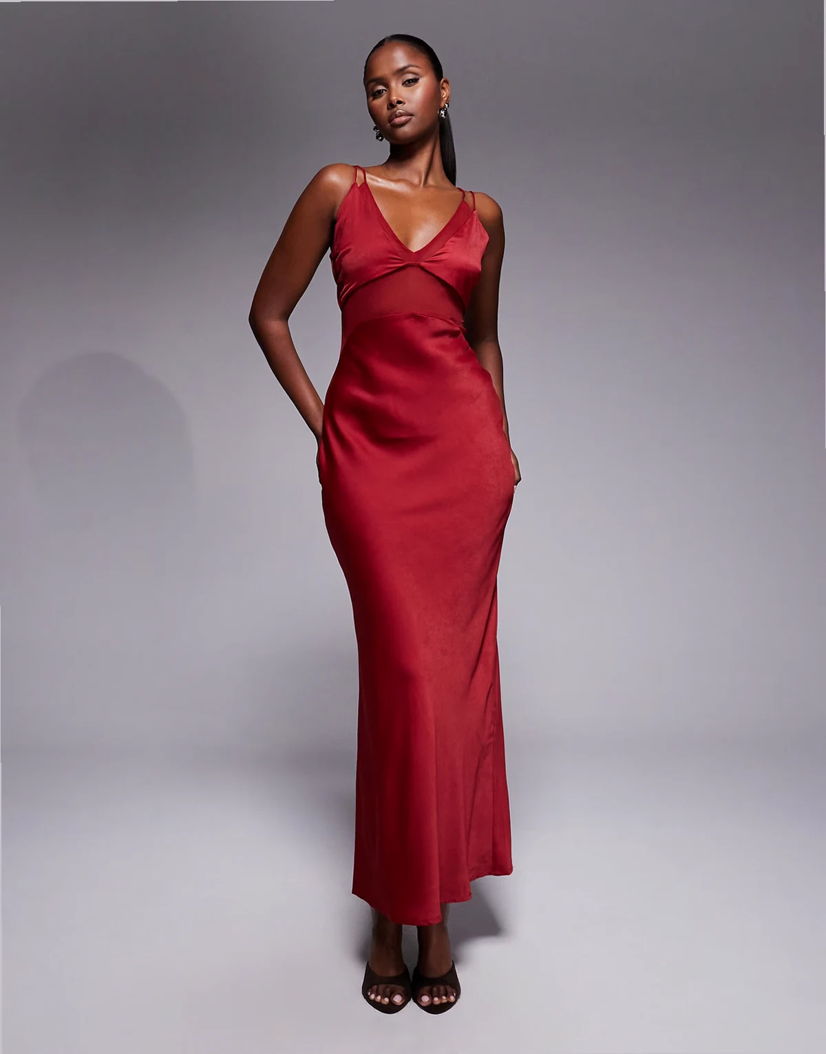 – Maxi-Trägerkleid aus Satin-Chiffon-Mix in Kirschrot mit transparentem Oberteil