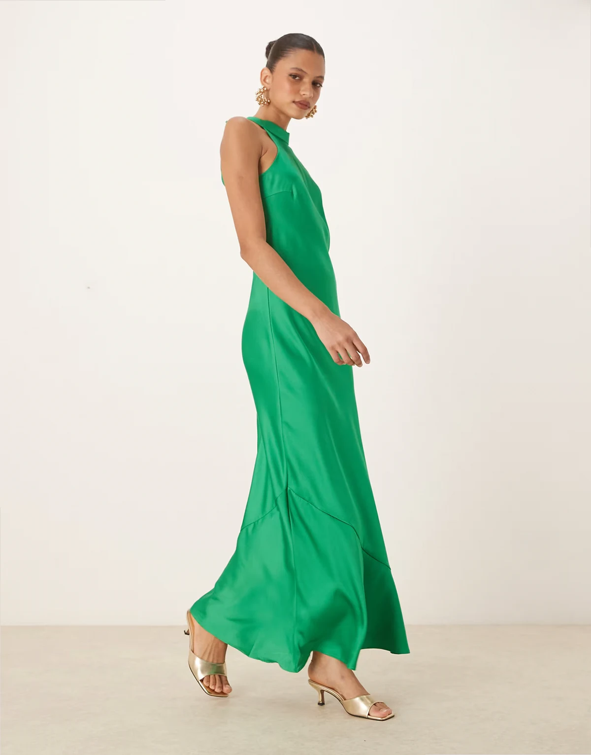 – Elegantes Neckholder-Maxikleid aus Satin in leuchtendem grün