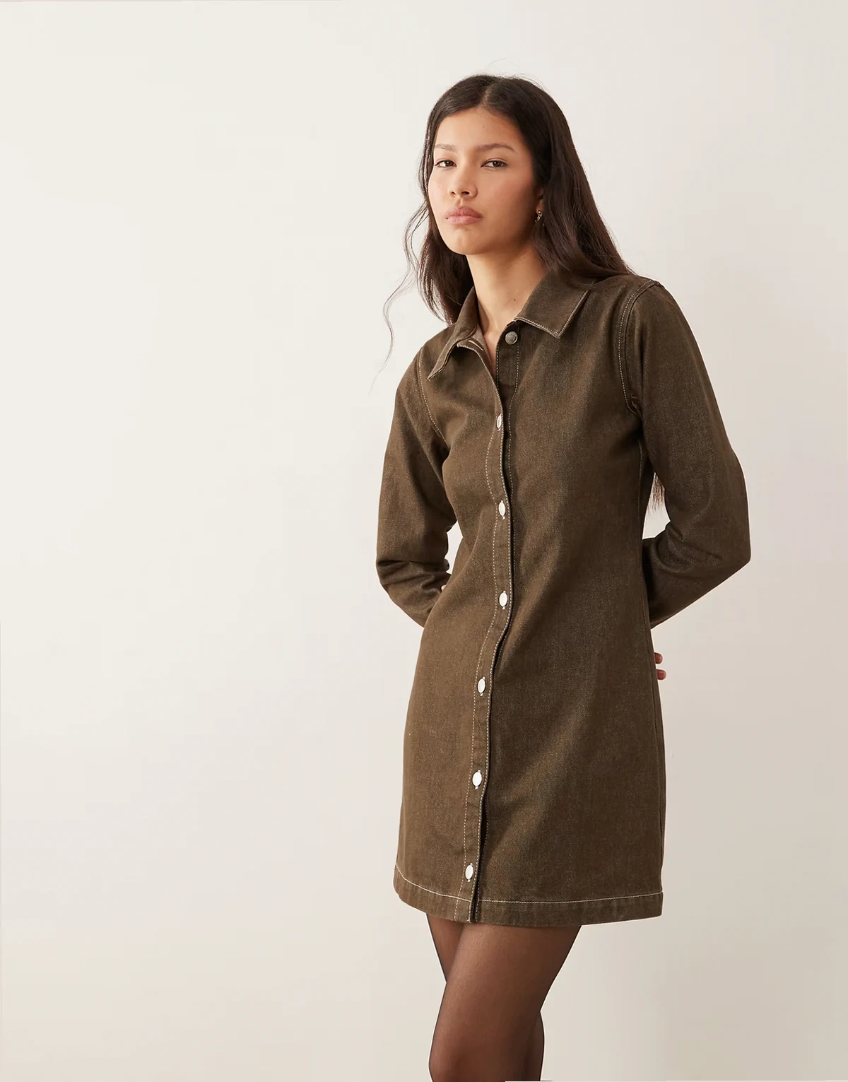 – Figurbetontes Hemdkleid aus Denim in Khaki mit langen Ärmeln