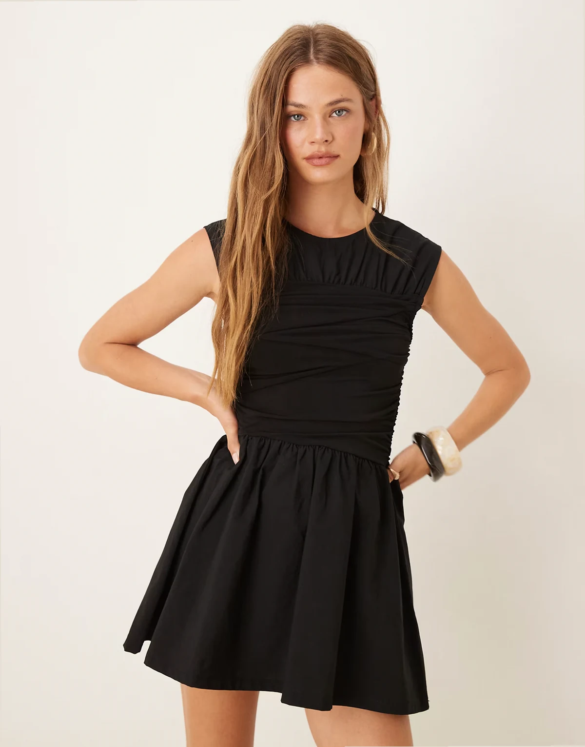 – Tailliertes Minikleid in Schwarz aus Webmix mit Wickeldetail