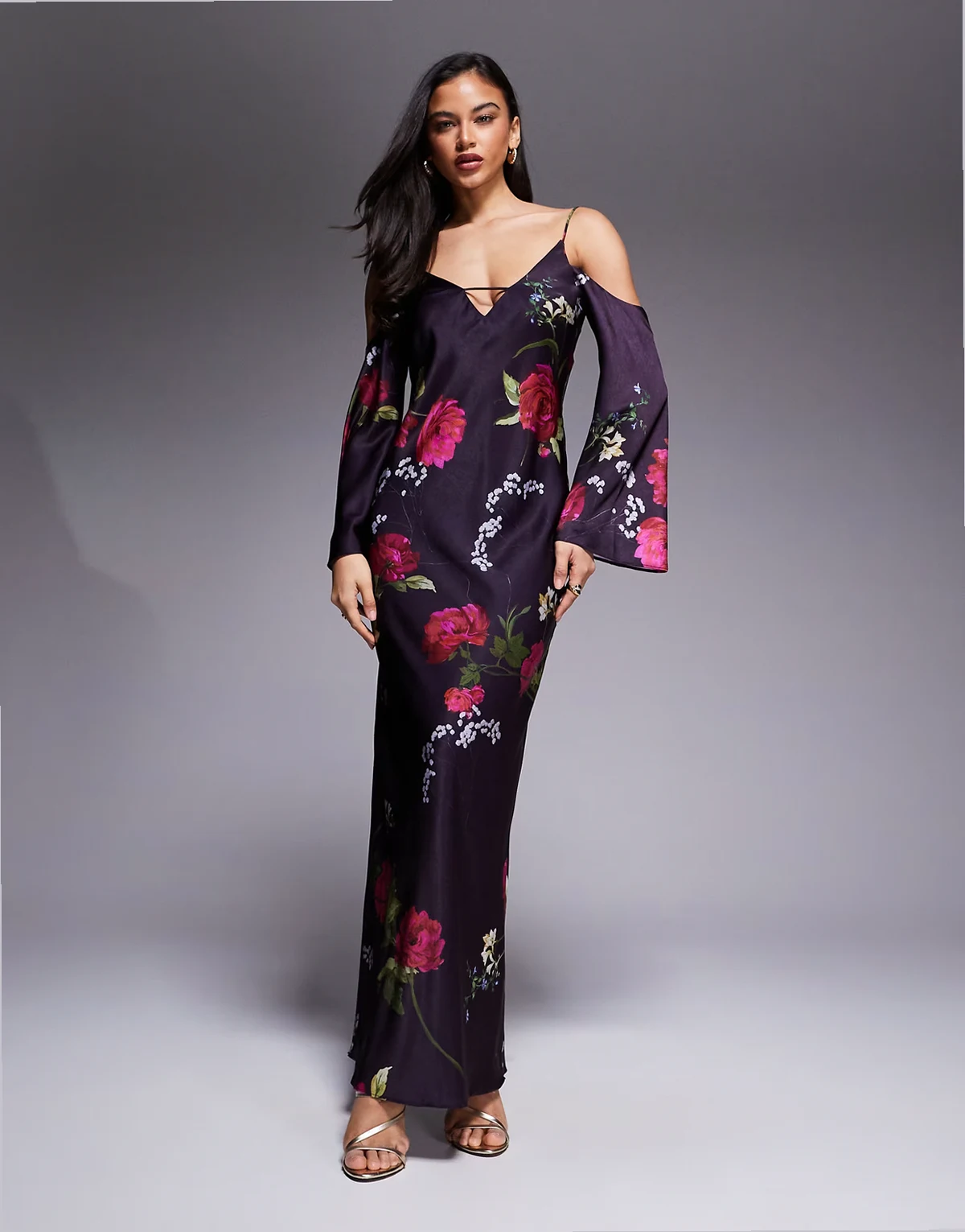 – Langärmliges Camisole-Midikleid aus Satin in Lila mit Blumenmuster und abfallenden Schultern