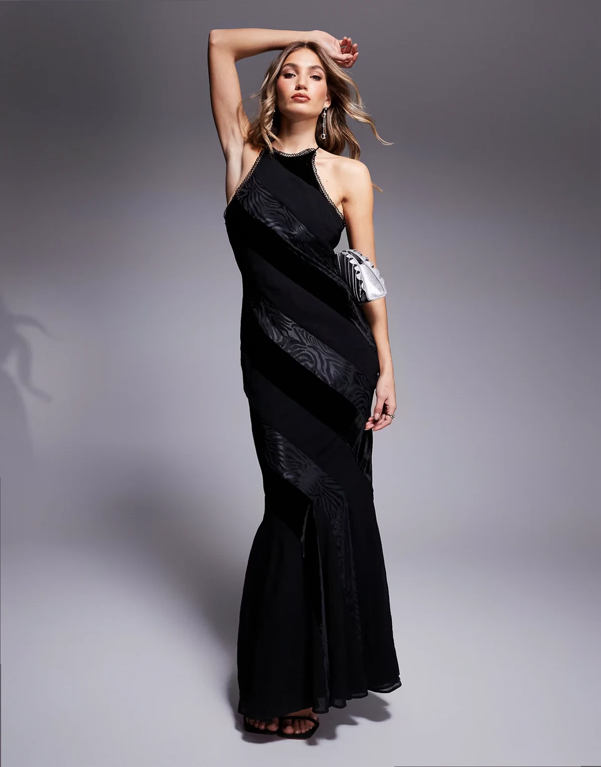 – Maxikleid in Schwarz mit Samteinsatz, Ringerrücken und Godet-Rock