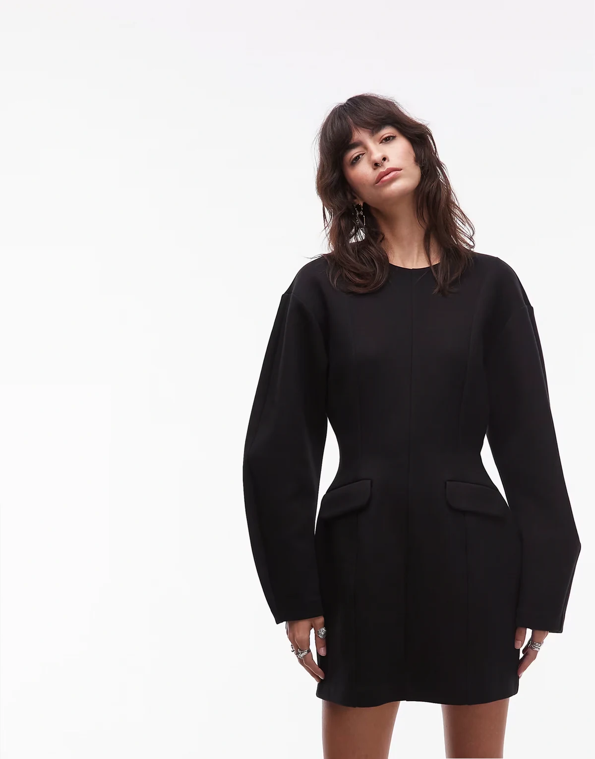 – Geformtes Minikleid in Schwarz mit voluminösen Ärmeln und betonter Taille