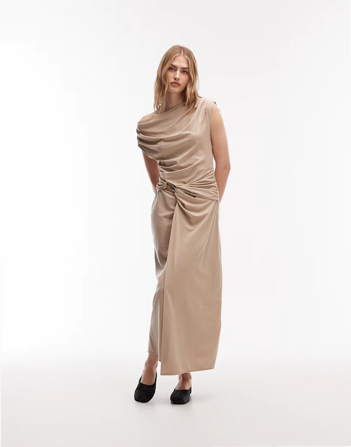 – Drapiertes Jersey-Maxikleid in Beige mit U-Boot-Ausschnitt und Schnallendetail