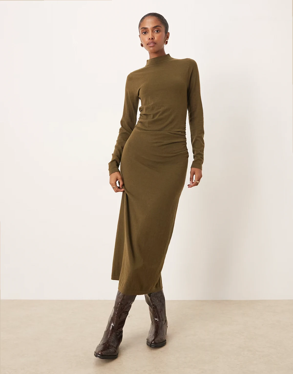 – Hochgeschlossenes Maxikleid in Khaki mit geraffter Taille