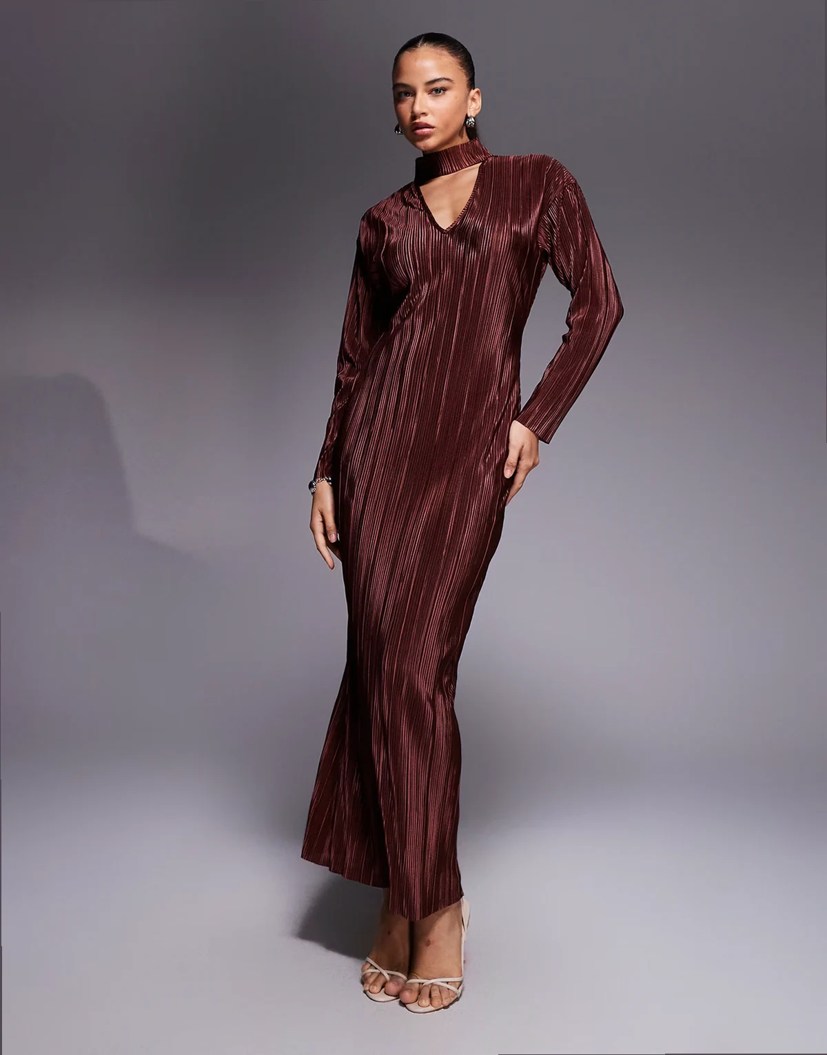 – Plissiertes Maxikleid in Schokobraun mit V-Ausschnitt vorn und Chokerband-Detail