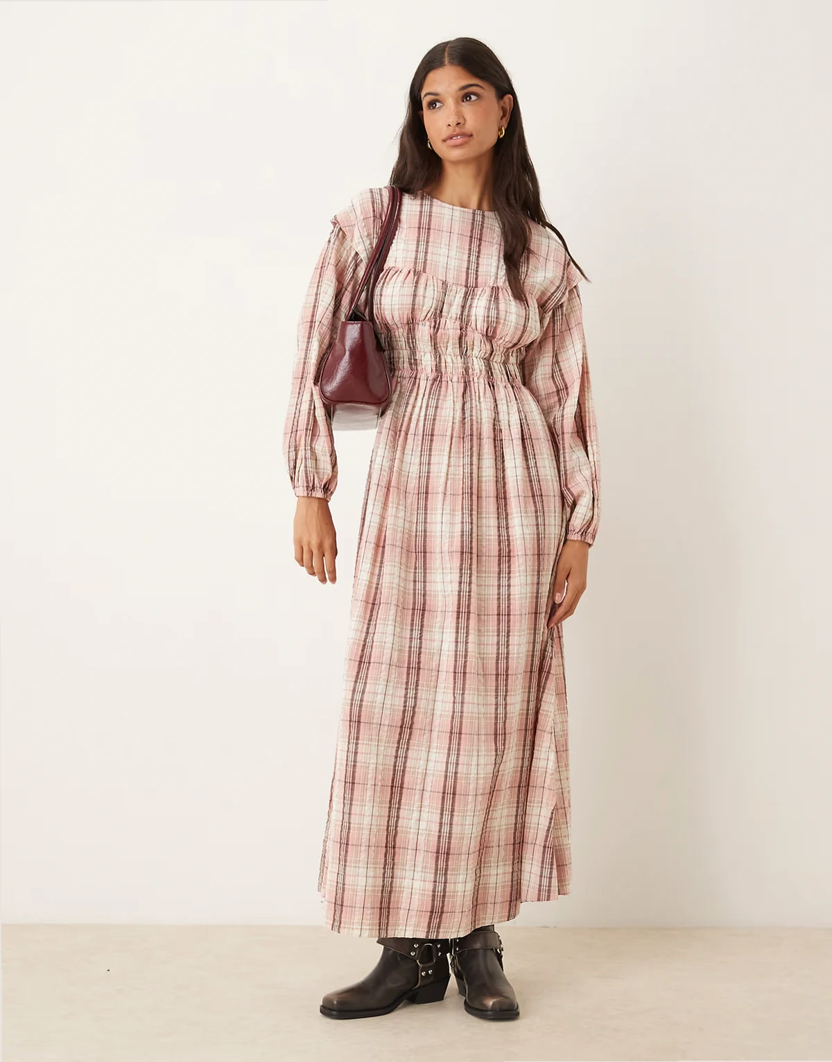 – Maxikleid mit Rundhalsausschnitt, gerafftem Oberteil, Detail im Brustbereich und staubrosa Karomuster