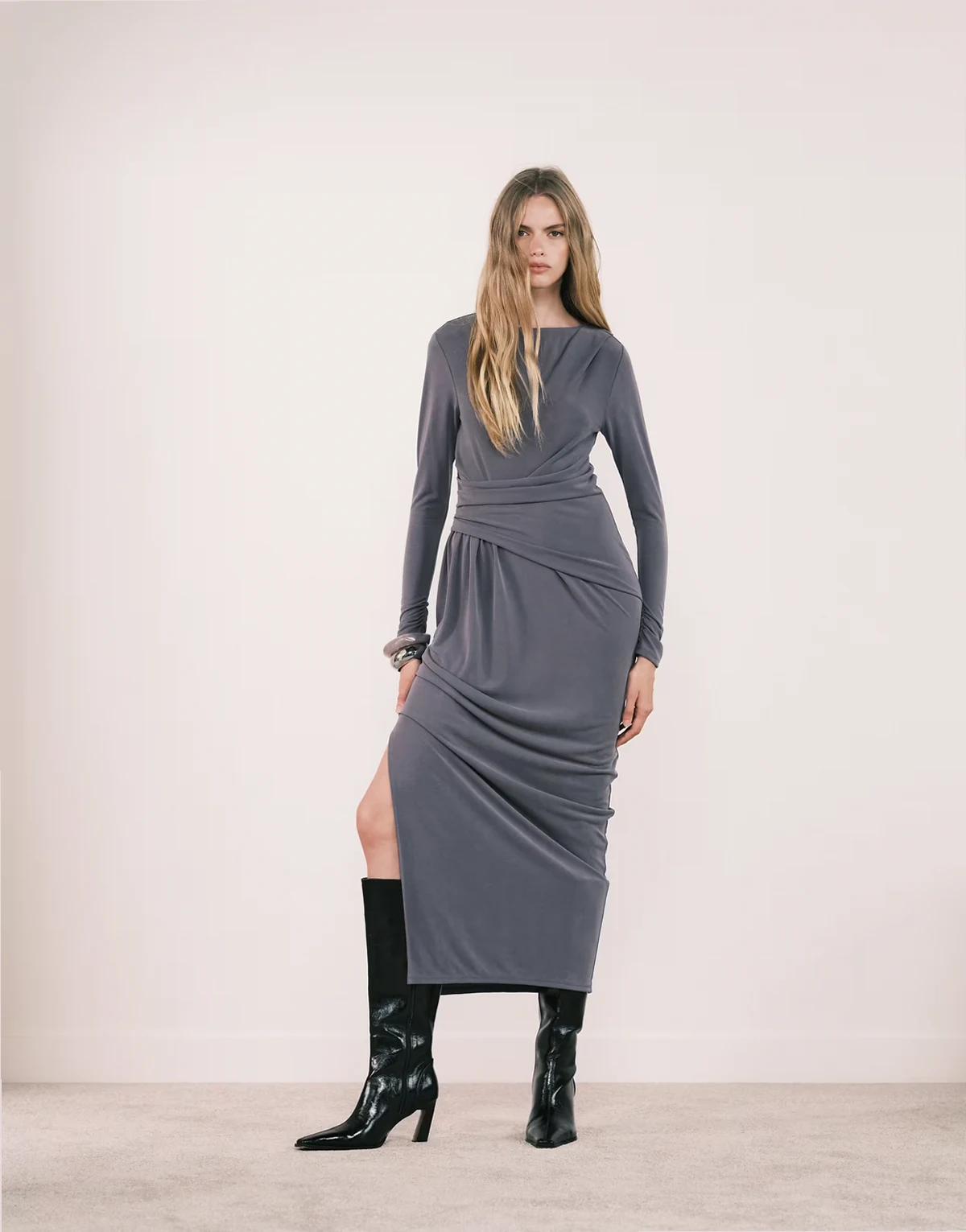 – Langärmliges, drapiertes Maxikleid in Anthrazit aus Modal