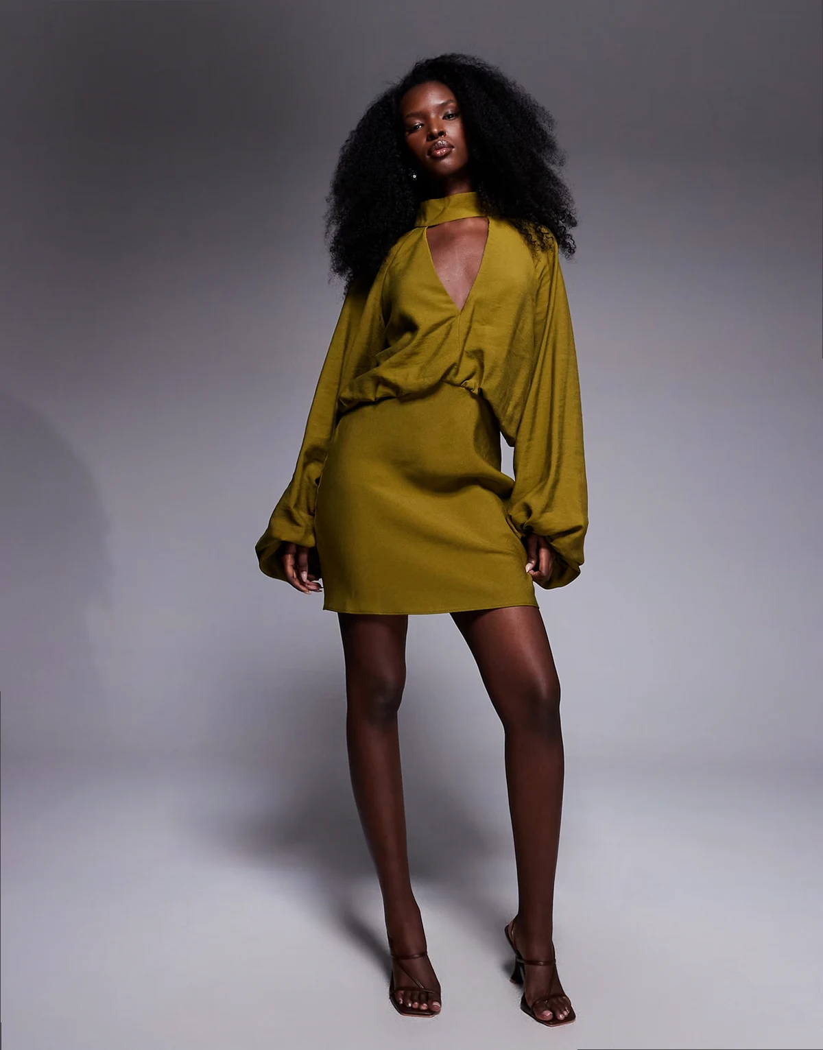 – Hochgeschlossenes Minikleid in Khaki mit tiefem Ausschnitt und Blousonärmeln