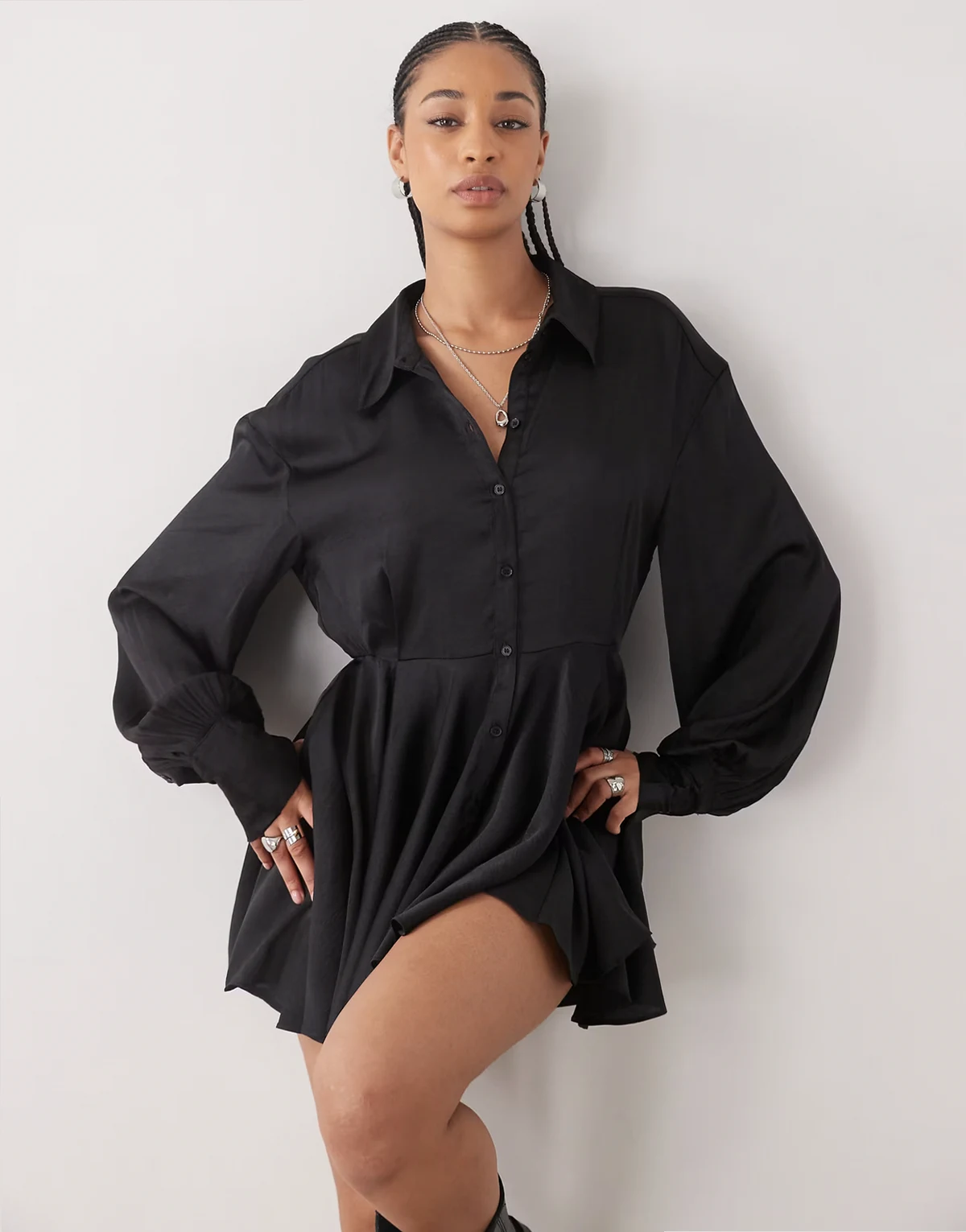 – Langärmliges Hemdkleid in Schwarz aus Crinkle-Satin mit fließendem Rock