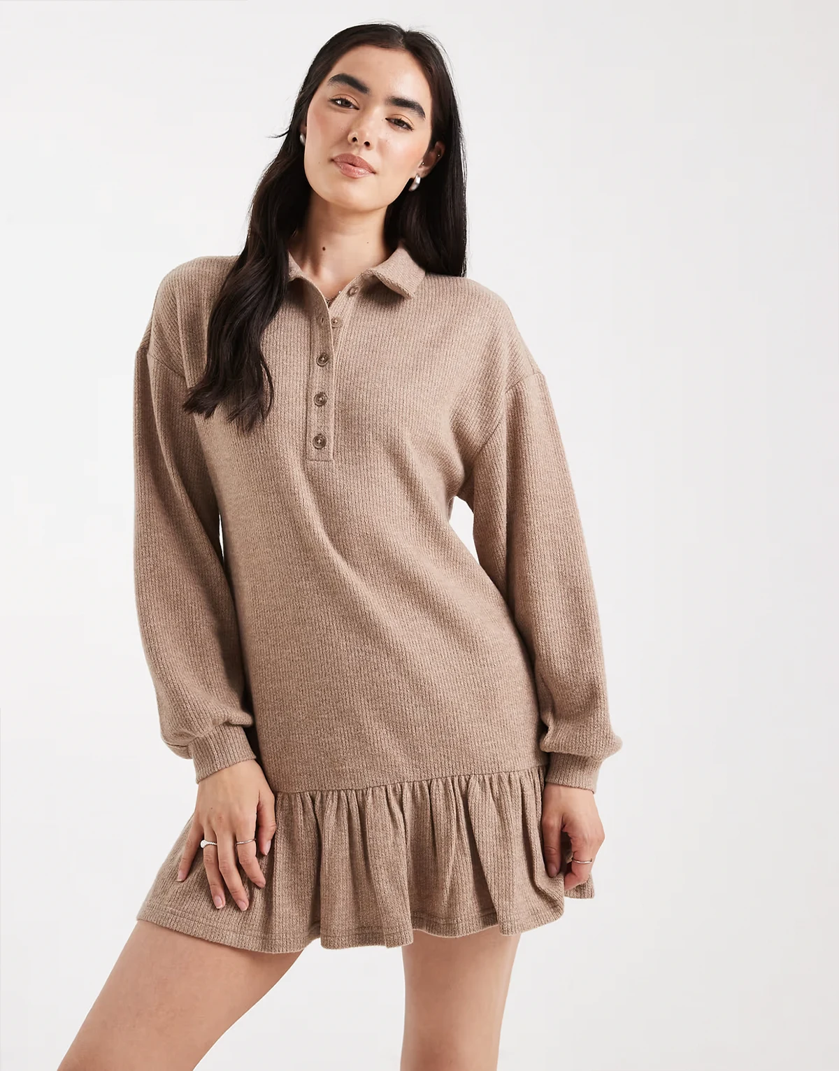 – Angerautes, geripptes Sweatshirt-Kleid in Kamelbraun mit Kragendetail