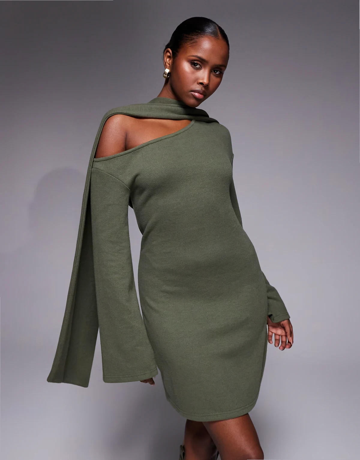 – Superweiches Minikleid in Khaki mit U-Boot-Ausschnitt und Schaldetail