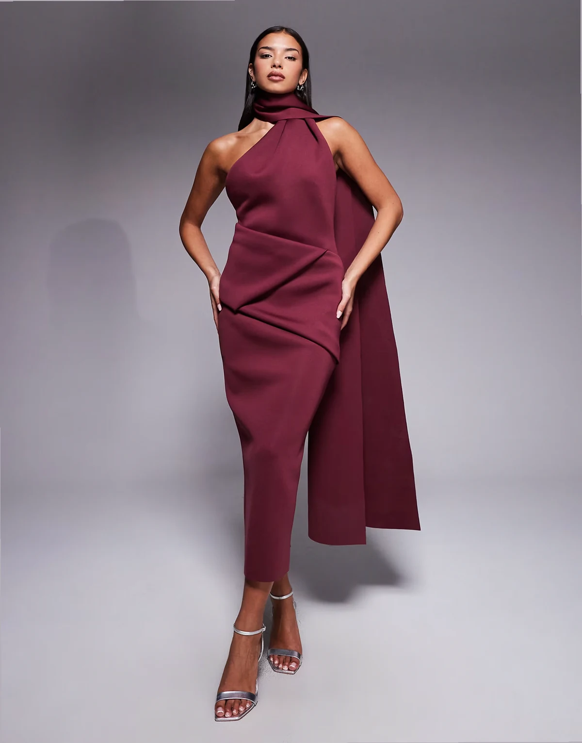 – Maxikleid in Rot aus Stoff in Neoprenoptik mit Ausschnittdetail