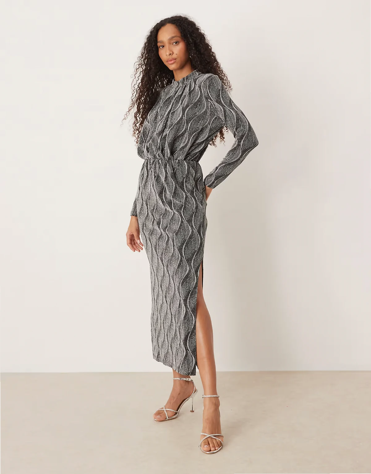 – Langärmliges, hochgeschlossenes Maxikleid in glitzerndem Silber