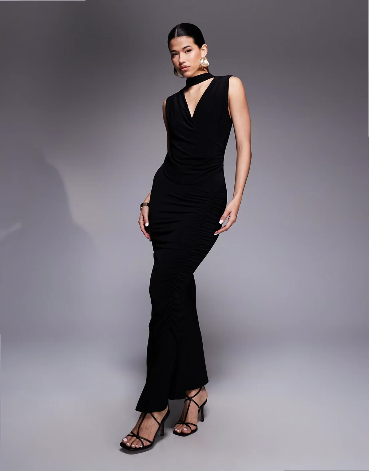 – Drapiertes Maxikleid in Schwarz mit Raffung und Schaldetail