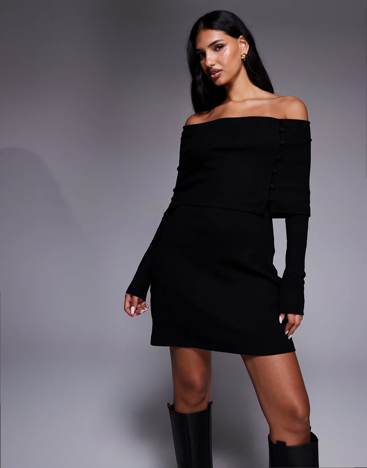 – Geripptes Minikleid in Schwarz mit Carmen-Ausschnitt und Knopfdetail