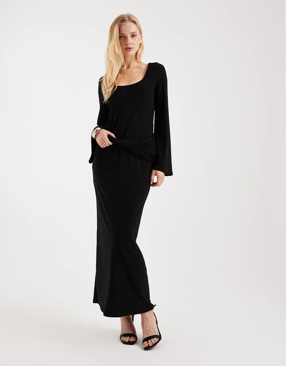 – Maxikleid in Schwarz mit Trompetenärmeln und verdrehtem Detail