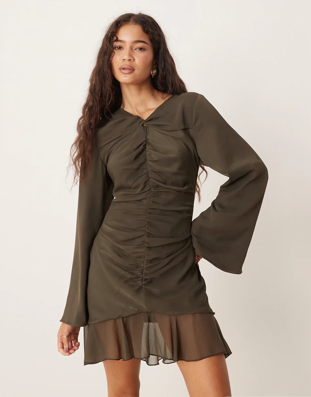 – Minikleid in dunklem Oliv mit gerafftem Oberteil