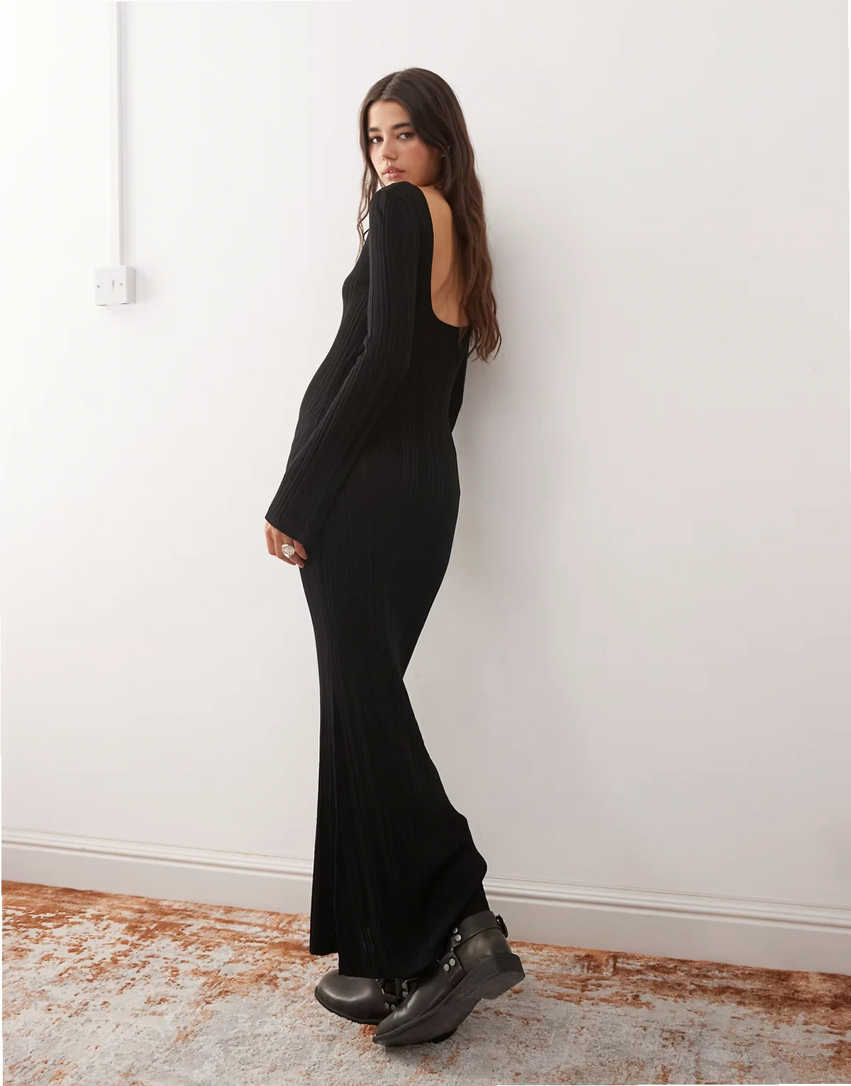 – Langärmliges Maxi-Strickkleid in Schwarz mit schmalem Schnitt