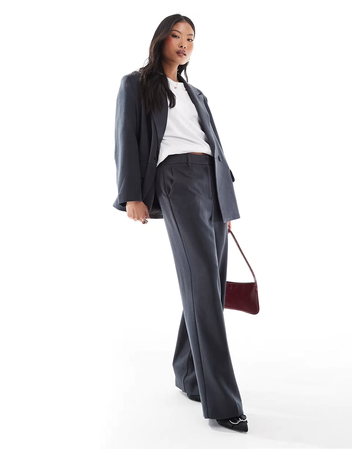 – Ciemnoszare melanżowe spodnie o dopasowanym kroju z szerokimi rękawami w jodełkę, część zestawu