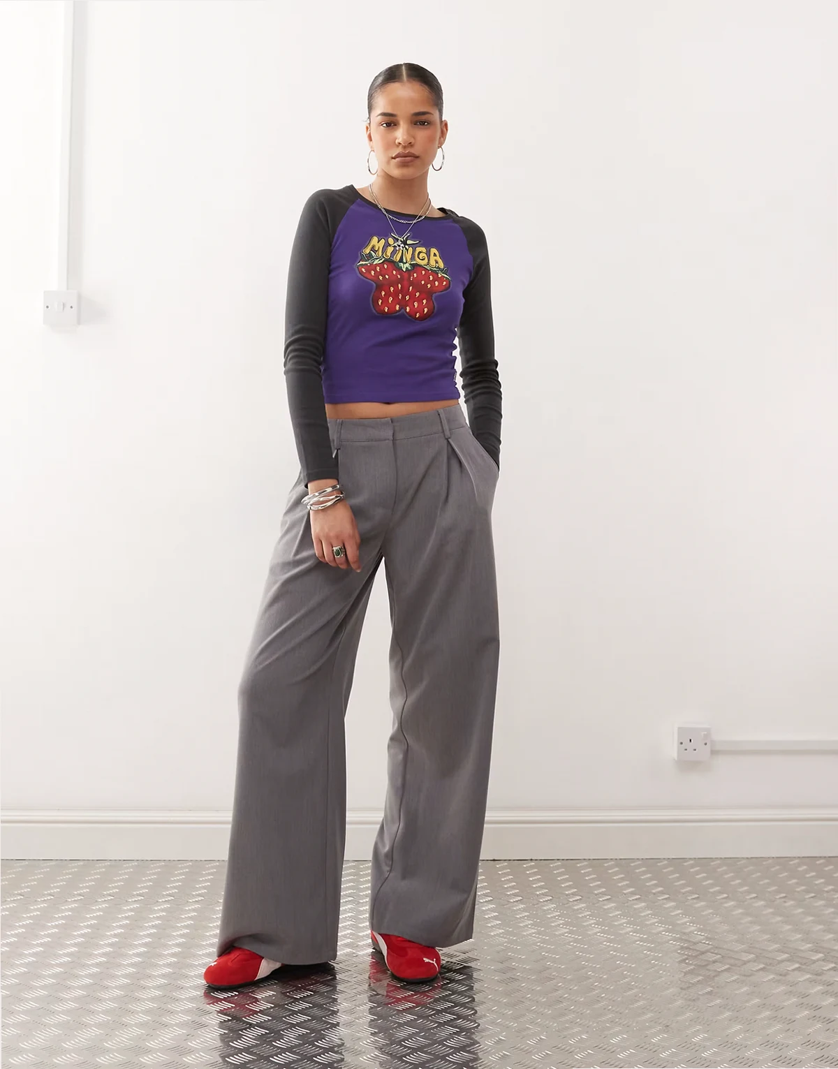 – Hose in Grau mit weitem Bein und Bundfaltendetail