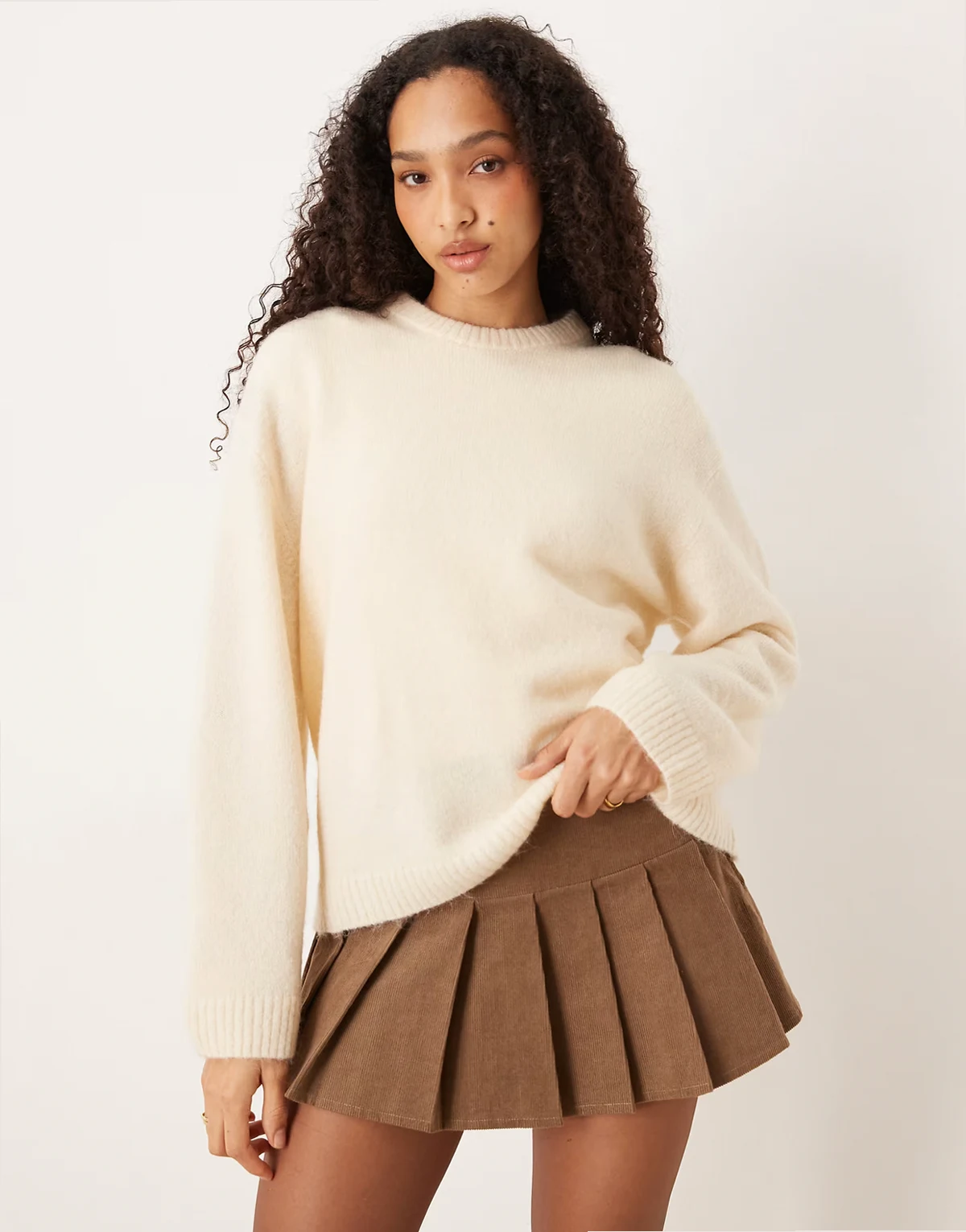 – Strickpullover aus Wolle und Alpakawolle in Buttermilchgelb mit Rundhalsausschnitt
