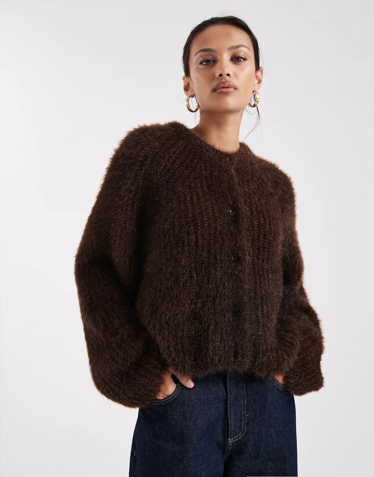 – Flauschige Strickjacke in Schokobraun