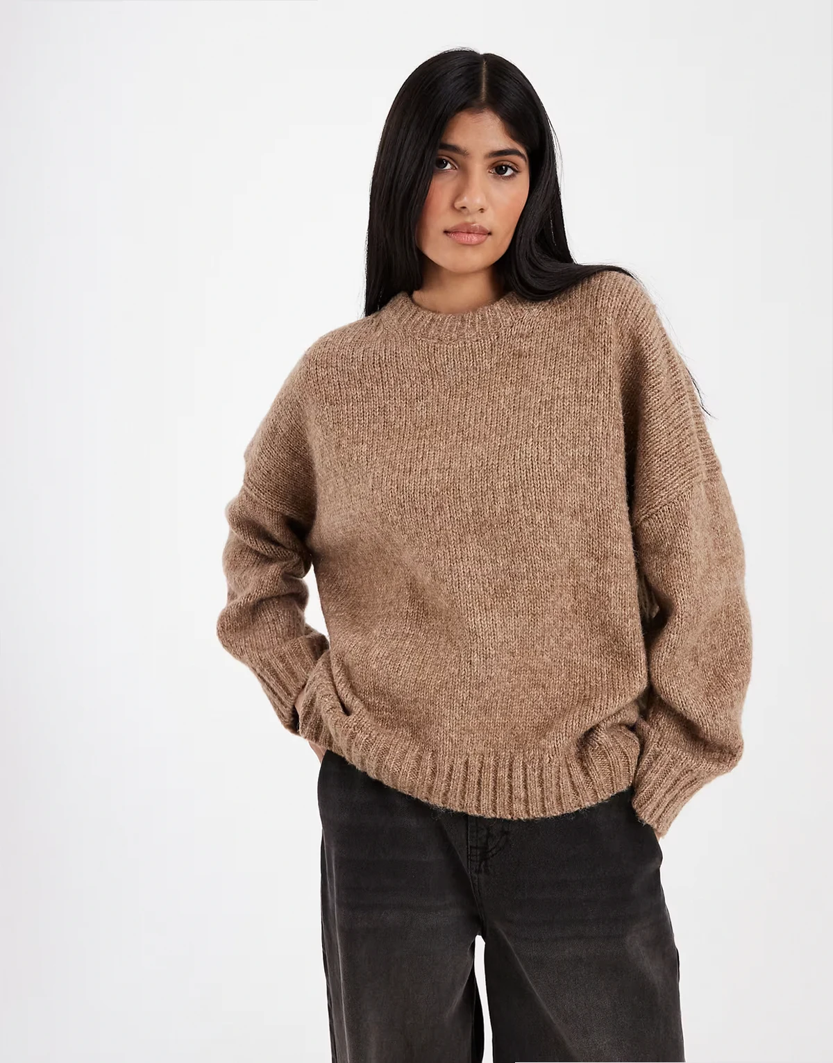 – Ciemnobeżowy sweter oversize z okrągłym dekoltem i zaokrąglonym dołem
