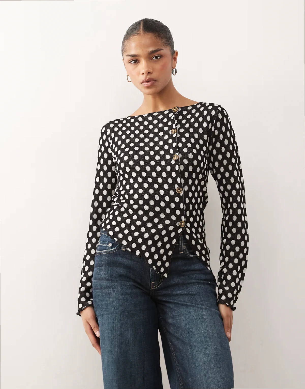 – Asymmetrische Strickjacke mit Polka Dots und U-Boot-Ausschnitt